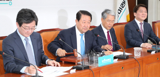 28일 오전 국회에서 열린 바른미래당 최고위원-중진의원 연석회의에 참석한 유승민 공동대표(왼쪽 첫번째)와 안철수 인재영입위원장(네번째).  연합뉴스